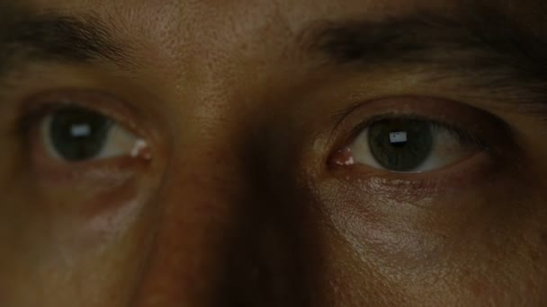 Œil d'un homme reflétant des images et des pages Internet .