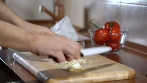 Man gehakte knoflook bruschetta voorbereiden — Stockvideo