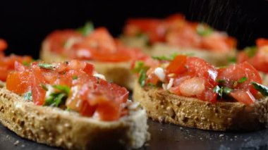 Klasik İtalyan bruschetta, domates, sarımsak ve maydanoz kızarmış ekmek üzerinde