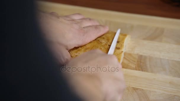 Egy férfi csökkenti a kenyér-főzés bruschetta — Stock videók