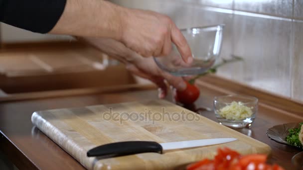 Homem mistura ingredientes para cozinhar bruschetta — Vídeo de Stock