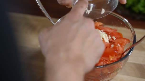 Homem mistura ingredientes para cozinhar bruschetta — Vídeo de Stock