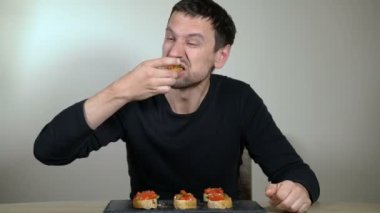 Bruschetta adam bir iştahla yiyor