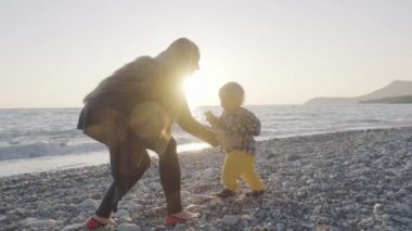 Anne ve oğlu sahilde eğleniyor