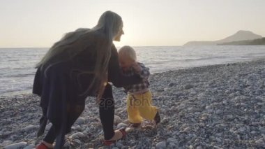 Anne ve oğlu sahilde eğleniyor