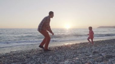 Baba ve kızı plajda eğlenmek