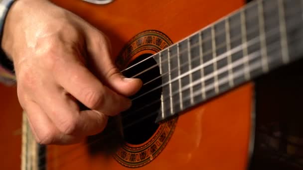 Člověk hraje klasická kytara — Stock video