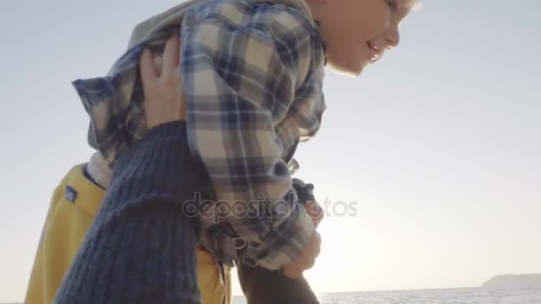 Mãe e filho se divertindo na praia — Vídeo de Stock