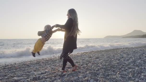 Mãe e filho se divertindo na praia — Vídeo de Stock