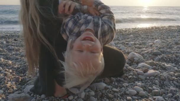 Moeder en zoon plezier op het strand — Stockvideo