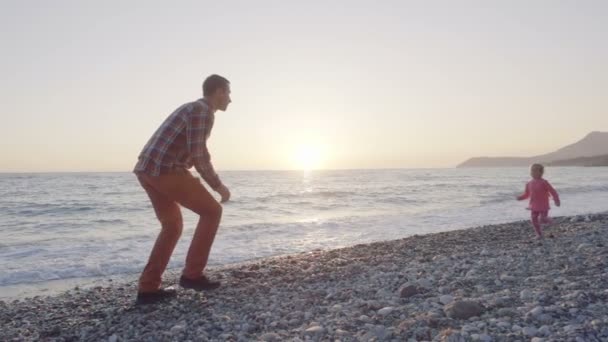 Papa et fille s'amusent sur la plage — Video