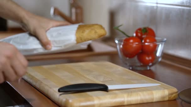 Bir adam ekmek bruschetta yemek pişirmek için keser — Stok video