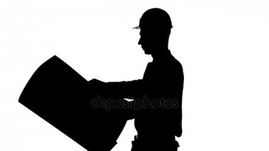 Builder plana görünüyor ve kapalı alnında ter bezleri