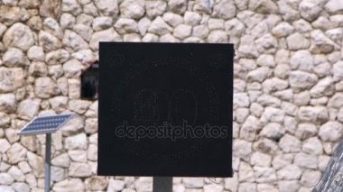 hız sınırı işareti radar ve güneş paneli algılama hızı ile