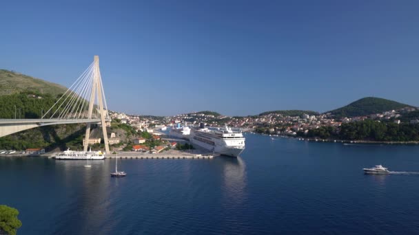 Dubrovnik, Kroatië - 21 juli 2016: The Msc Sinfonia en Thomson viering schepen in de haven van de stad — Stockvideo