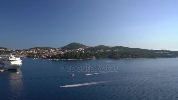 Dubrovnik, Croacia - 21 de julio de 2016: Los barcos MSC Sinfonia y Thomson Celebration en el puerto de la ciudad — Vídeo de stock