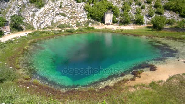 Fuente de agua de Cetina en Croacia — Vídeo de stock