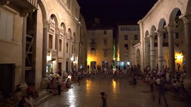 Split, Croacia - 20 de julio de 2016: mucha gente en el peristilo en el Palacio Diocleciano — Vídeo de stock