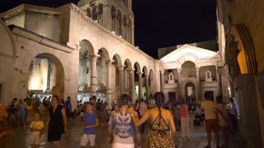 Split, Hırvatistan - 20 Temmuz 2016: birçok insan, peristilli Diocletian Sarayı nda