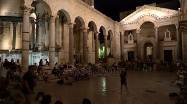 Split, Hırvatistan - 20 Temmuz 2016: birçok insan, peristilli Diocletian Sarayı nda
