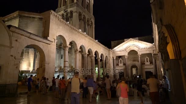 Split, Kroatië - 20 juli 2016: een heleboel mensen op de peristyle in het paleis van Diocletianus — Stockvideo