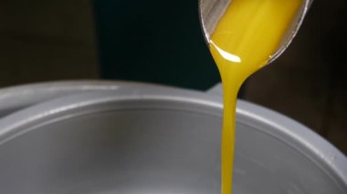 sonrasında işleme fabrika, depo gözünde akan taze yağ