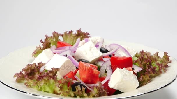 Греческий салат из свежих овощей — стоковое видео