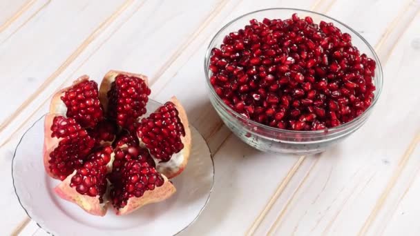 Splintered rotating fresh pomegranate — Stock Video