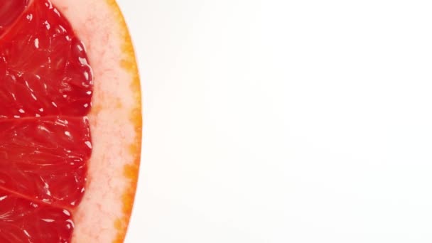 Вращающийся ломтик грейпфрута — стоковое видео