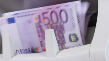 Nakit para sayma makinesi. Banknotlar 500 euro sayıyor..