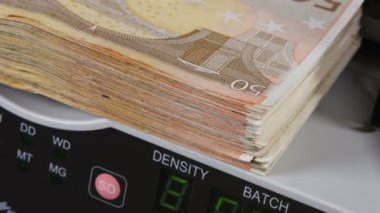 Nakit para sayma makinesi. Banknot counter 50 euro faturaları güveniyor.