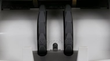 Nakit para sayma makinesi. Banknot counter 50 euro faturaları güveniyor.