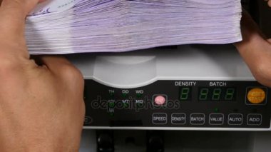 Nakit para sayma makinesi. Banknotlar 500 euro sayıyor..