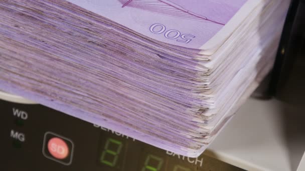 Räkningsmaskin för kontanter. Sedelräknaren räknar femhundra eurosedlar. — Stockvideo
