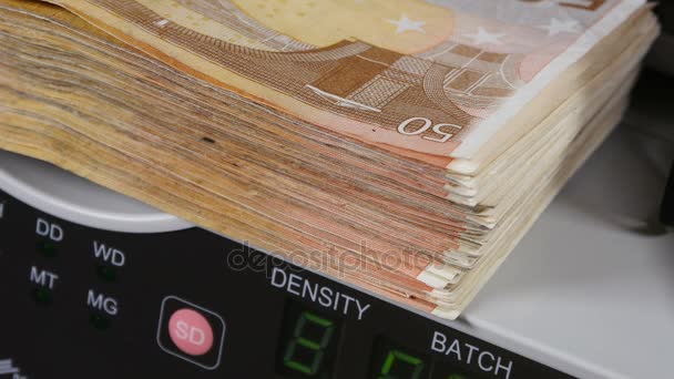 Μετρητά χρήματα καταμέτρηση μηχανή. Τραπεζογραμμάτιο μετρητής μετρώντας τους λογαριασμούς πενήντα ευρώ. — Αρχείο Βίντεο