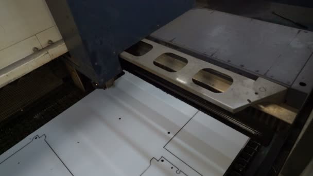 Maszyna do cięcia laserowego cięcia metalu — Wideo stockowe