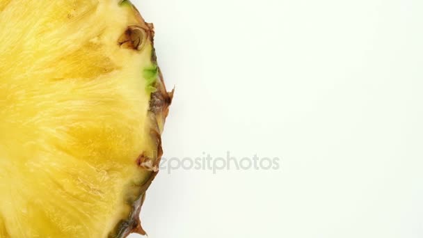 De ananas sectie draait op de draaitafel — Stockvideo
