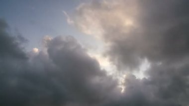 bulutlar gökyüzünde günbatımı sırasında hızla hareket ettirerek