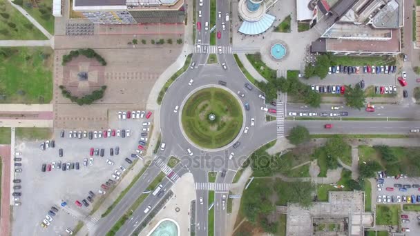 Vista aérea de la rotonda en Podgorica, Montenegro — Vídeo de stock