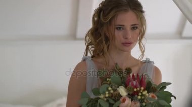 güzel genç gelin bir yatak odasında