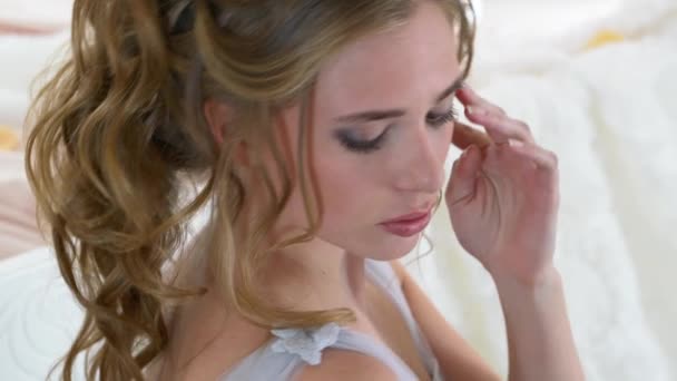 Schöne junge Braut in einem Schlafzimmer — Stockvideo