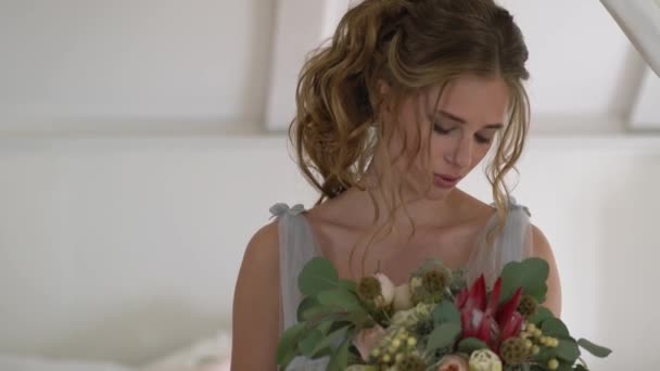 Bella giovane sposa in una camera da letto — Video Stock