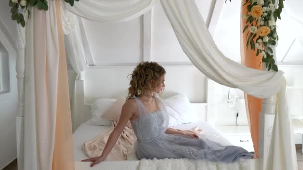 Güzel genç gelin bir yatak odasında — Stok video