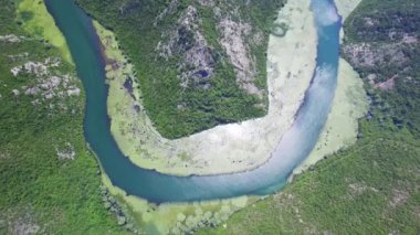 Karadağ 'ın Crnojevica Nehri Kanyonu, hava manzaralı.