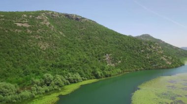 Karadağ 'ın Crnojevica Nehri Kanyonu, hava manzaralı.