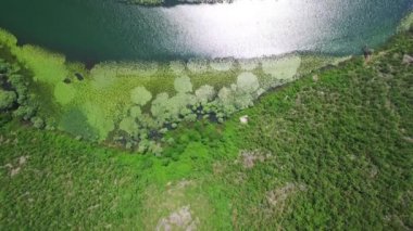 Karadağ 'ın Crnojevica Nehri Kanyonu, hava manzaralı.