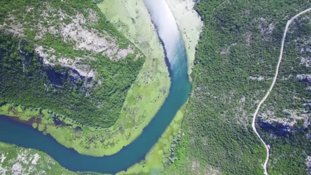 Schlucht des Flusses Crnojevica, Montenegro, Luftaufnahme. — Stockvideo