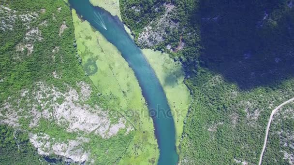 Canyon van de rivier Crnojevica, Montenegro, uitzicht op de lucht. — Stockvideo