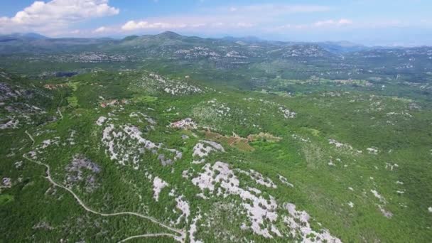 Schlucht des Flusses Crnojevica, Montenegro, Luftaufnahme. — Stockvideo