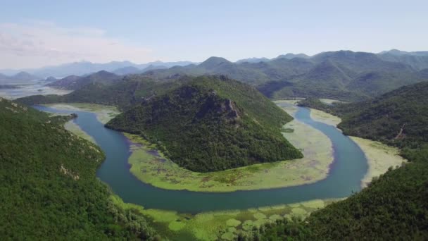 Karadağ 'ın Crnojevica Nehri Kanyonu, hava manzaralı. — Stok video